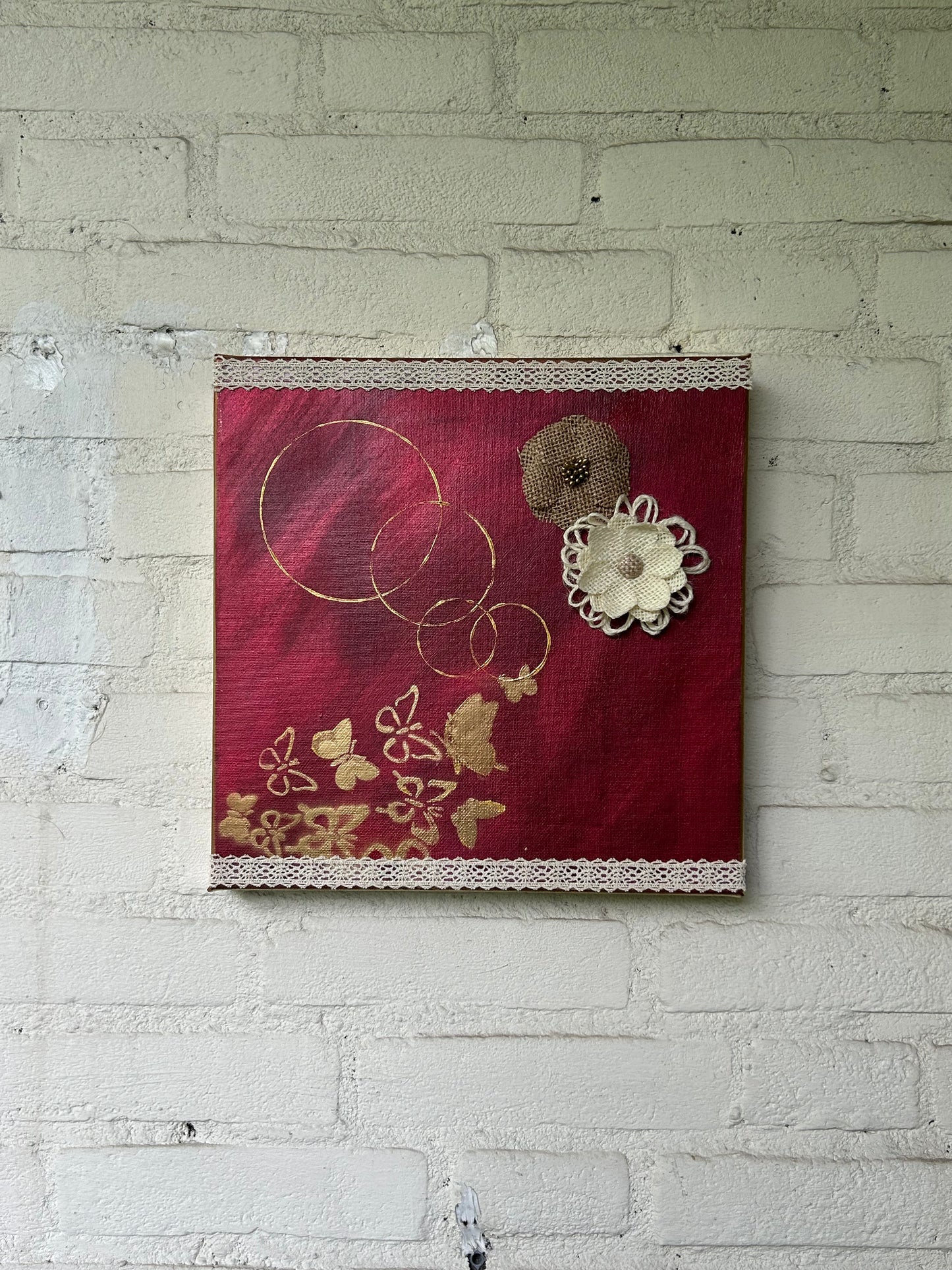 Wurzeln der Verwandlung - 30 x 30 x 4 cm Acryl & Mixed Media auf Leinwand (Keilrahmen), Epoxidhartz, Spitze & eingenähte Stoffblühten - by DaisyArtCzeczor