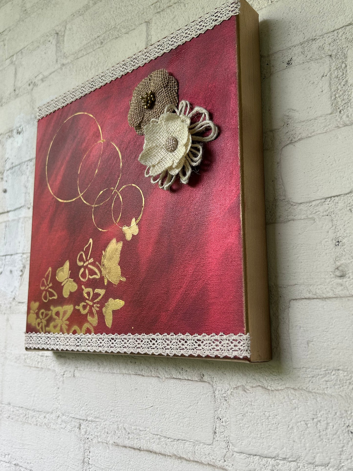 Wurzeln der Verwandlung - 30 x 30 x 4 cm Acryl & Mixed Media auf Leinwand (Keilrahmen), Epoxidhartz, Spitze & eingenähte Stoffblühten - by DaisyArtCzeczor