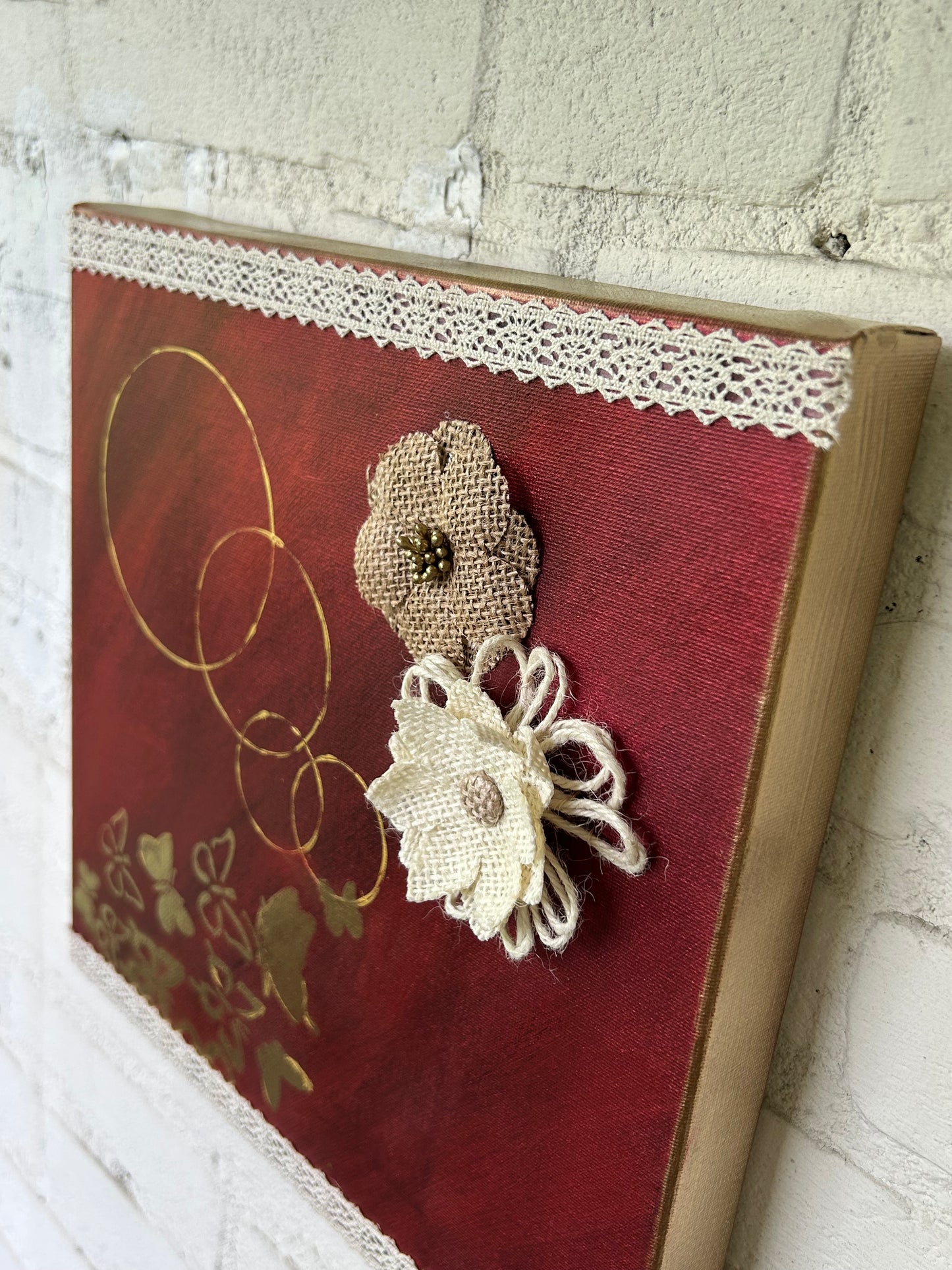 Wurzeln der Verwandlung - 30 x 30 x 4 cm Acryl & Mixed Media auf Leinwand (Keilrahmen), Epoxidhartz, Spitze & eingenähte Stoffblühten - by DaisyArtCzeczor