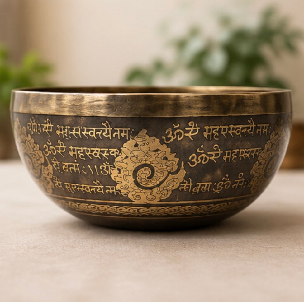 Saraswati Klangschale – Handgefertigte Bronze-Klangschale mit Saraswati-Gravur - 1.750 - 2.000g - 27 cm