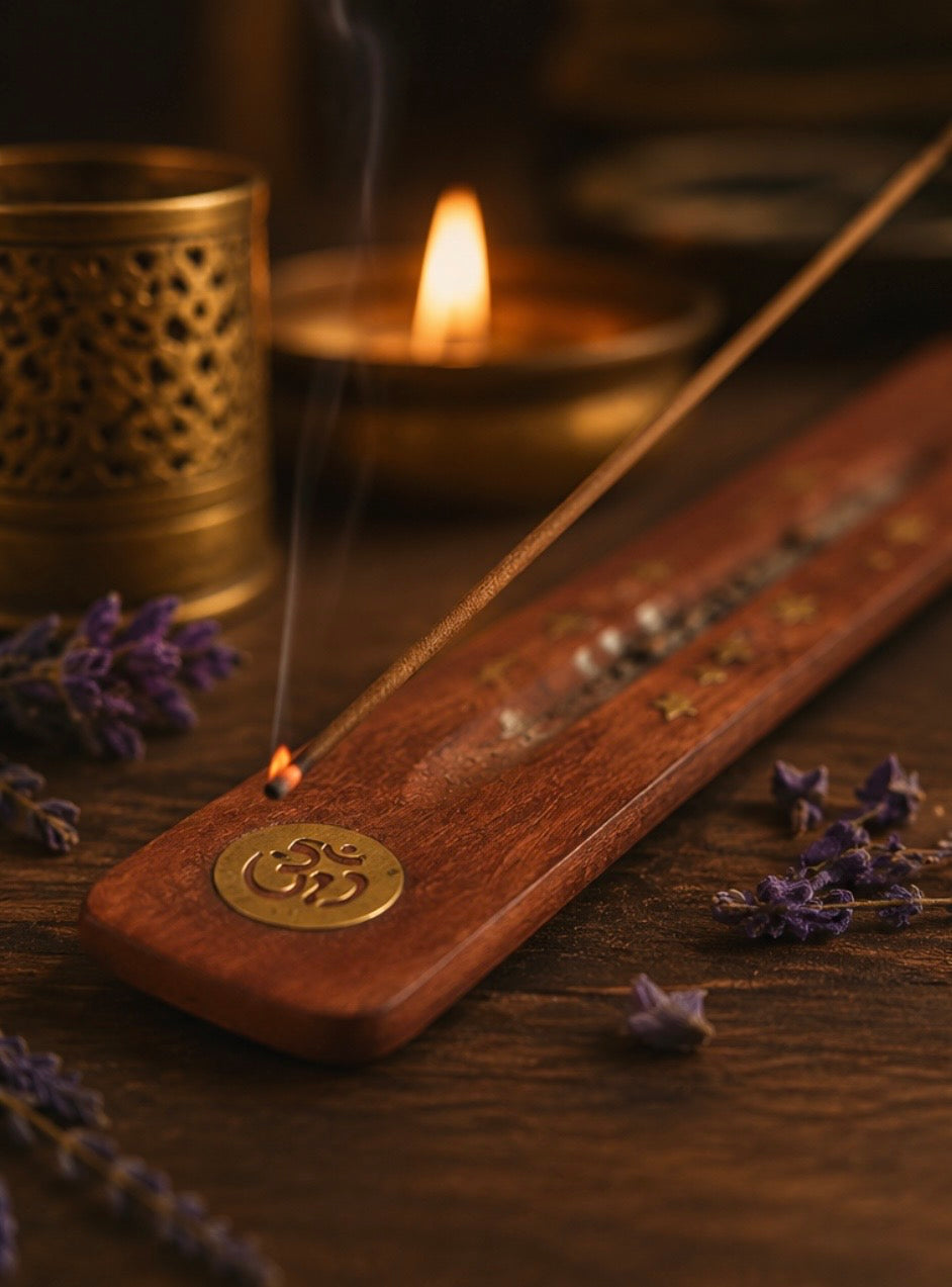 Handgefertigter Räucherstäbchenhalter aus Mangoholz mit Messing-Symbolen – Spiritueller Aschefänger (Indien)