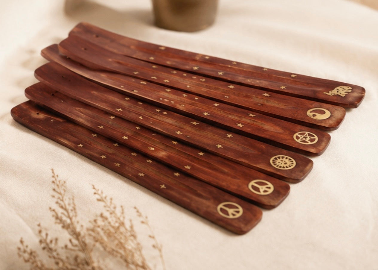 Handgefertigter Räucherstäbchenhalter aus Mangoholz mit Messing-Symbolen – Spiritueller Aschefänger (Indien)