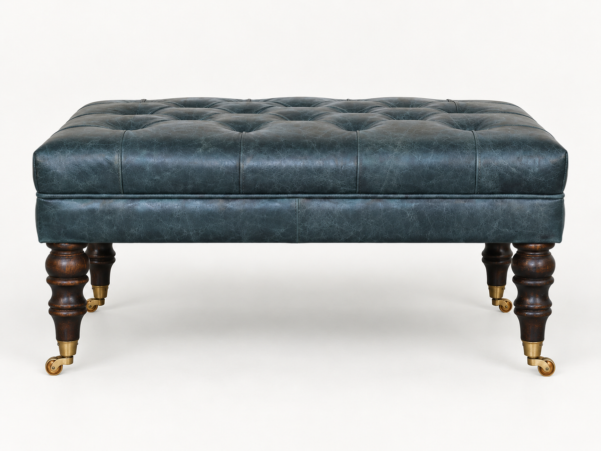 Teal Büffelleder-Ottoman mit gedrechselten Holzbeinen und Messingrollen - 100% Mangoholz