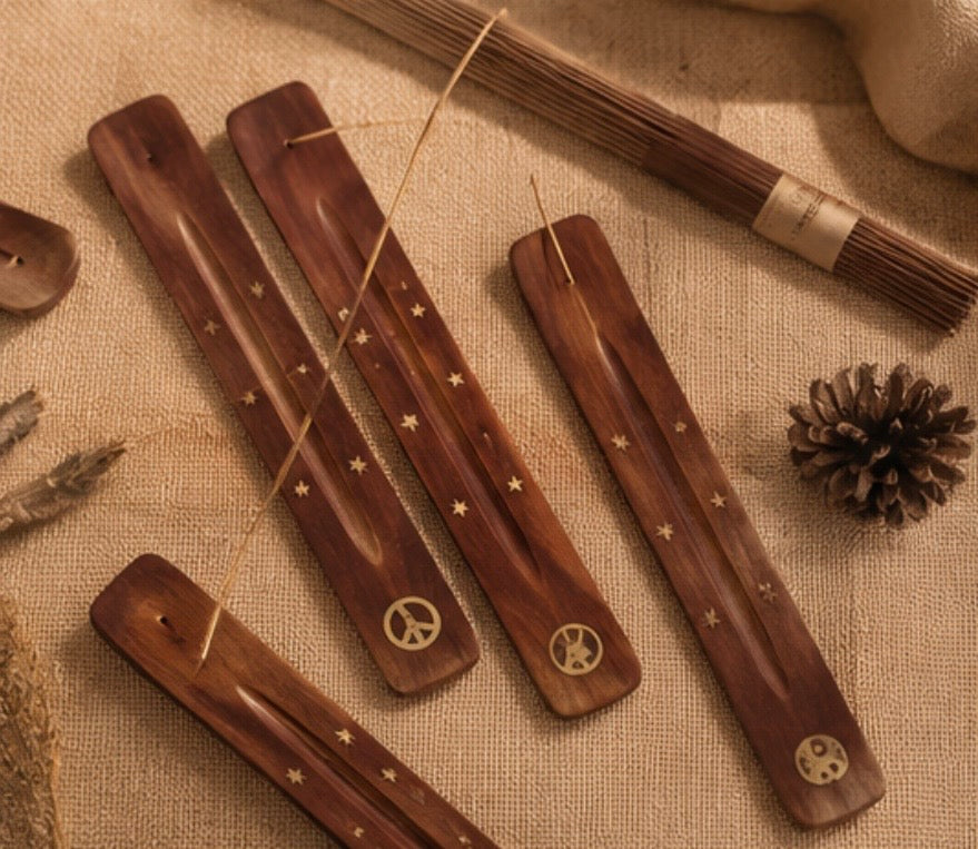 Handgefertigter Räucherstäbchenhalter aus Mangoholz mit Messing-Symbolen – Spiritueller Aschefänger (Indien)