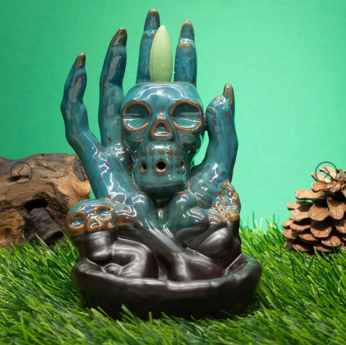 Rückfluss-Räuchergefäß – Totenkopf in der Hand