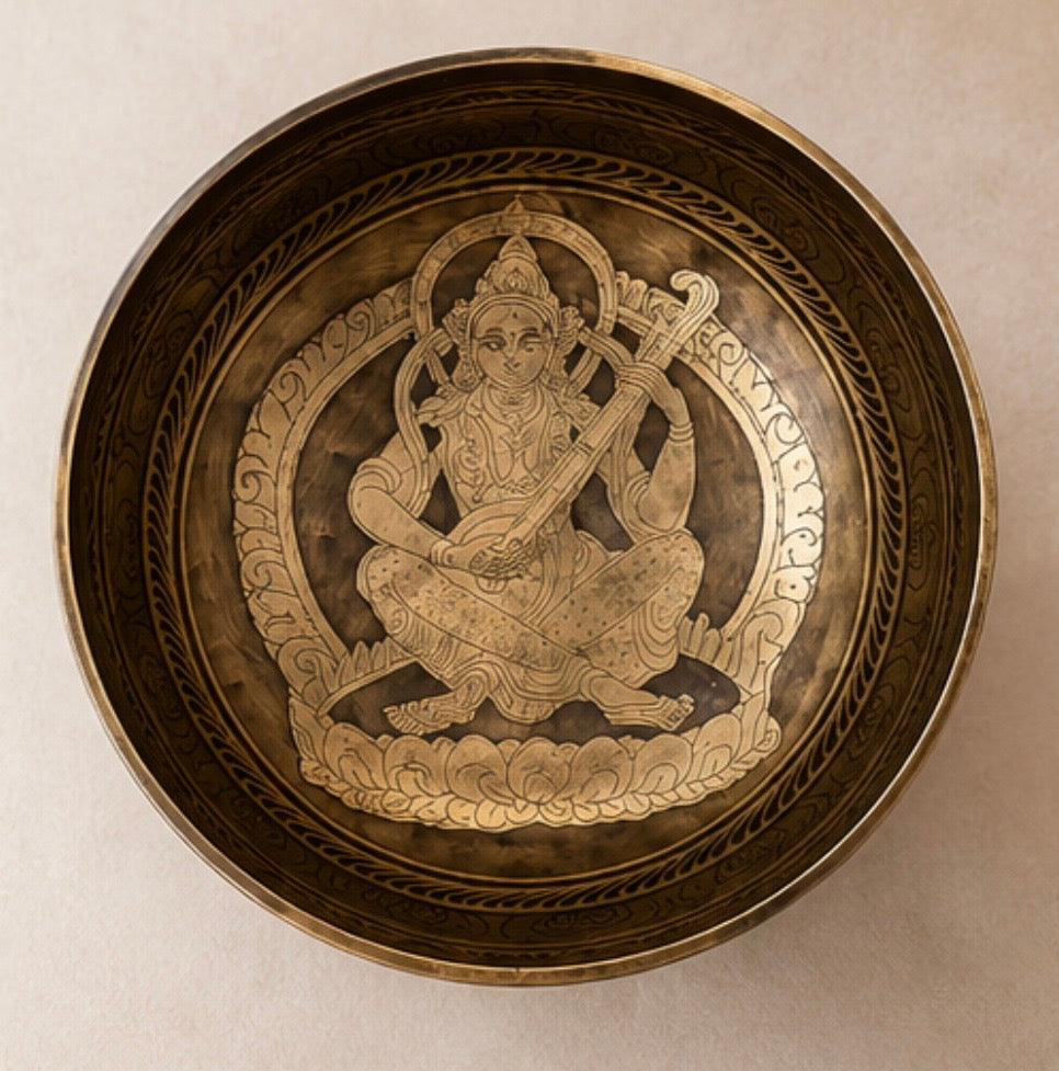 Saraswati Klangschale – Handgefertigte Bronze-Klangschale mit Saraswati-Gravur - 1.750 - 2.000g - 27 cm