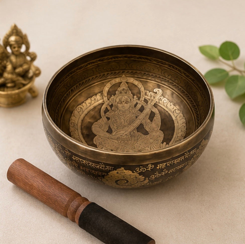 Saraswati Klangschale – Handgefertigte Bronze-Klangschale mit Saraswati-Gravur - 1.750 - 2.000g - 27 cm