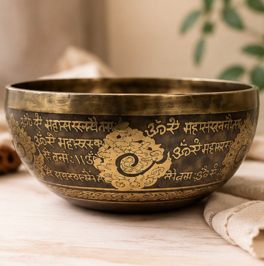 Saraswati Klangschale – Handgefertigte Bronze-Klangschale mit Saraswati-Gravur - 1.750 - 2.000g - 27 cm