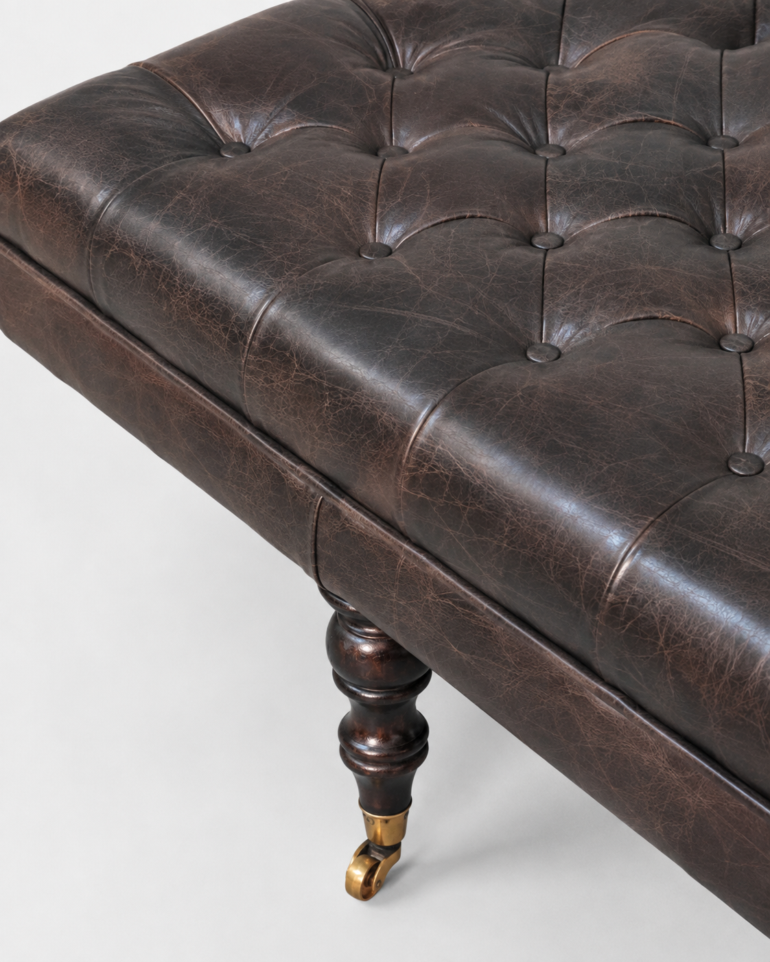 Buffalo Ash Black Leather Ottoman – Büffelleder & Massivholz mit Rollen
