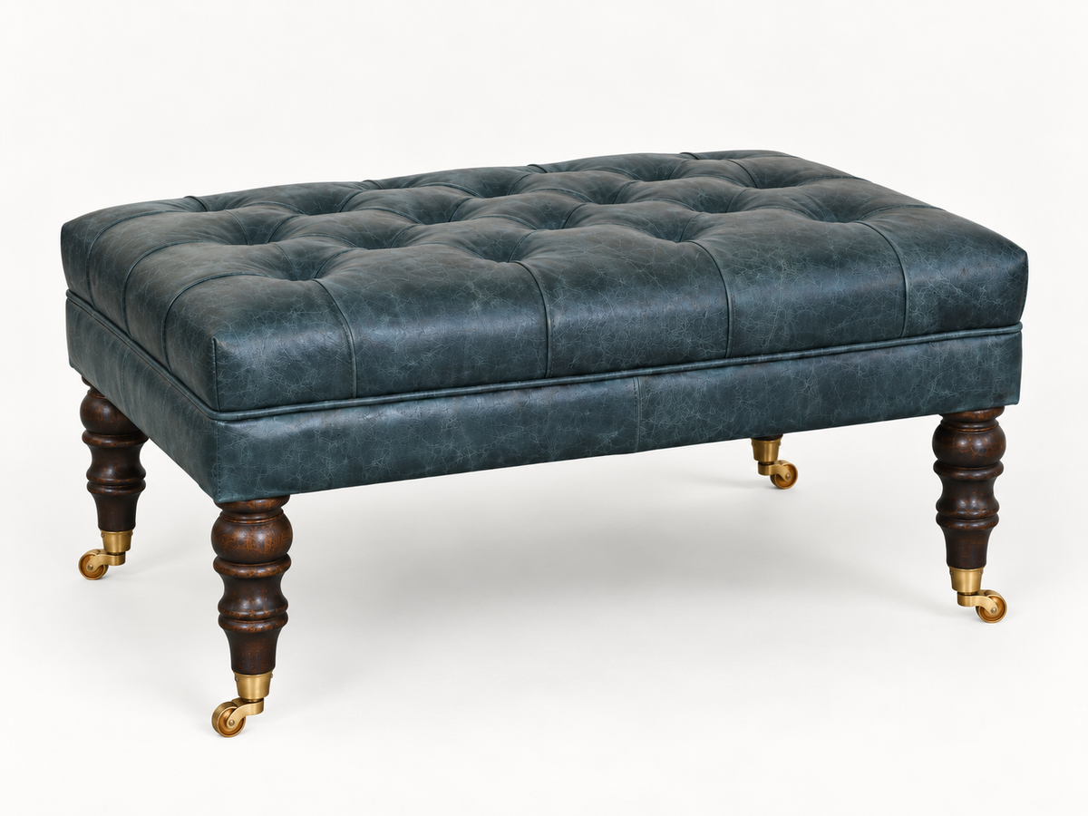 Teal Büffelleder-Ottoman mit gedrechselten Holzbeinen und Messingrollen - 100% Mangoholz