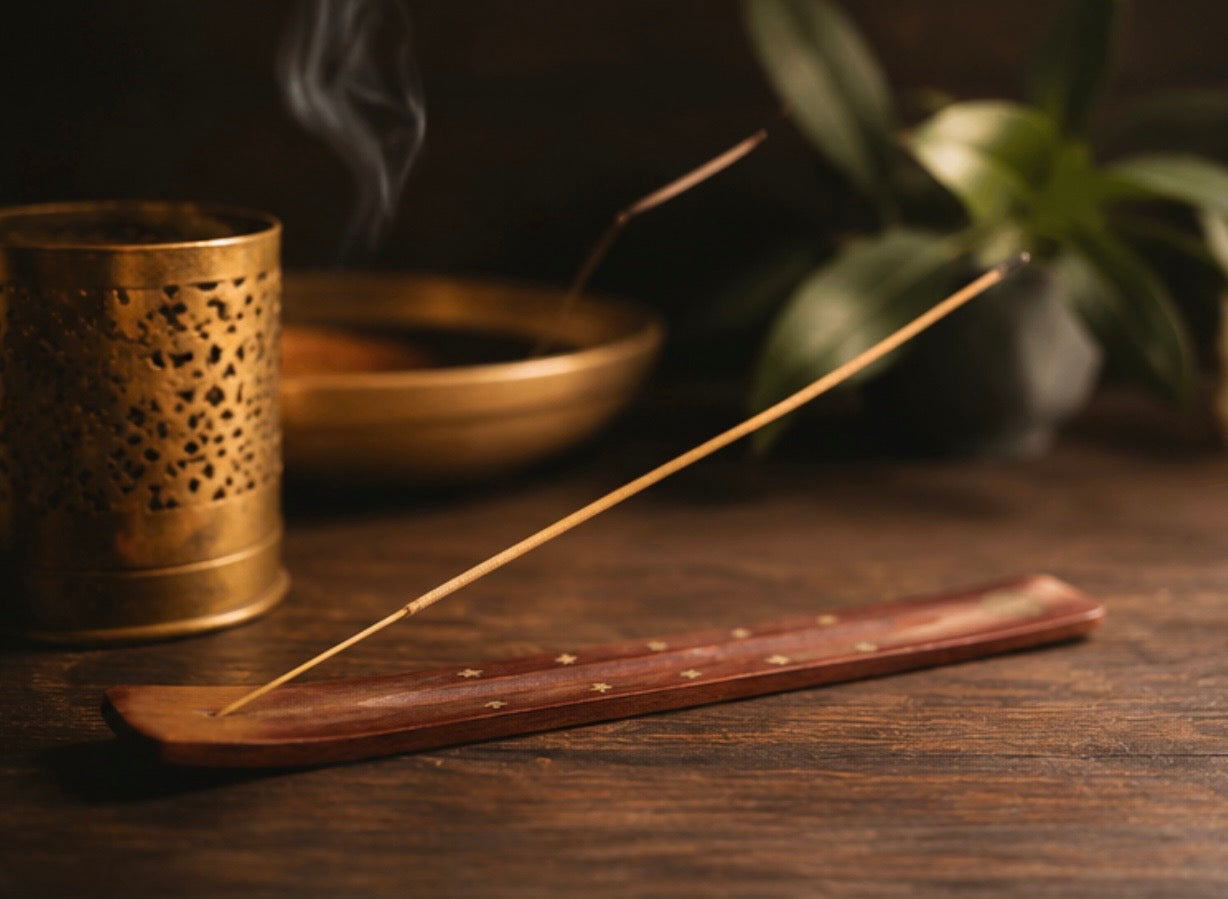 Handgefertigter Räucherstäbchenhalter aus Mangoholz mit Messing-Symbolen – Spiritueller Aschefänger (Indien)