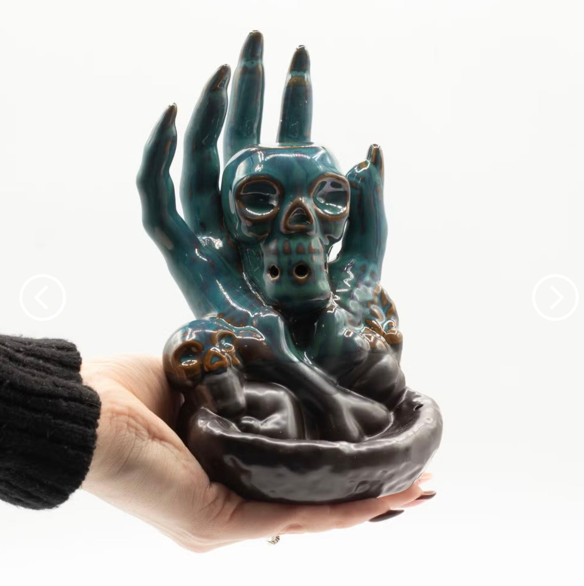 Rückfluss-Räuchergefäß – Totenkopf in der Hand