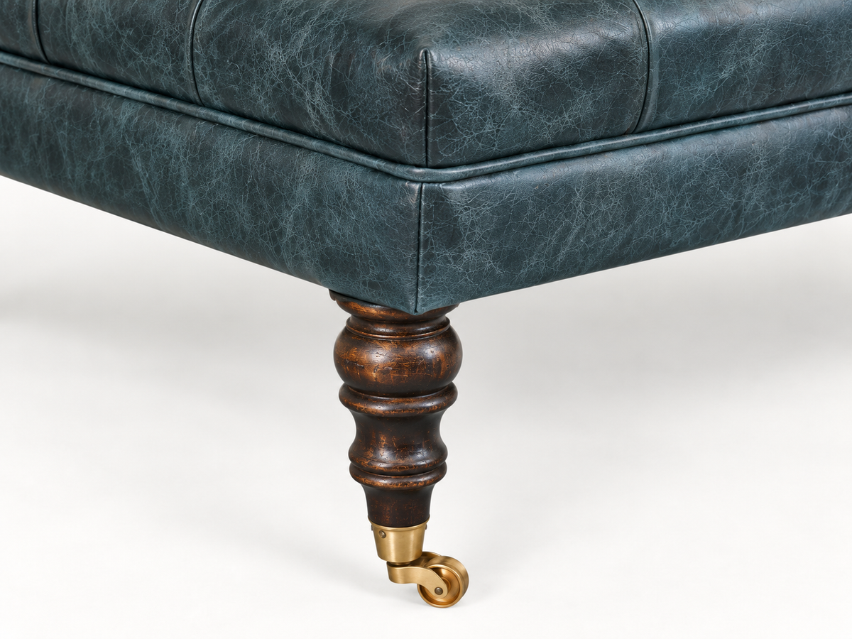 Teal Büffelleder-Ottoman mit gedrechselten Holzbeinen und Messingrollen - 100% Mangoholz