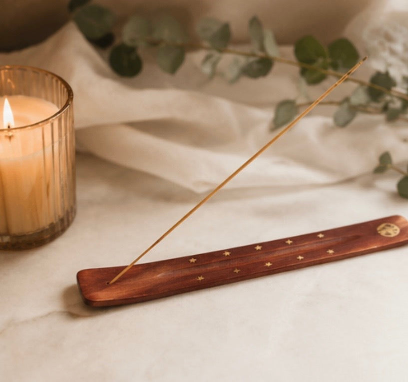 Handgefertigter Räucherstäbchenhalter aus Mangoholz mit Messing-Symbolen – Spiritueller Aschefänger (Indien)