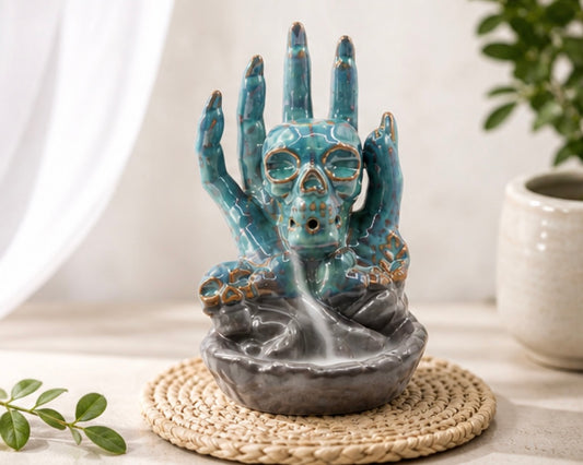 Rückfluss-Räuchergefäß – Totenkopf in der Hand