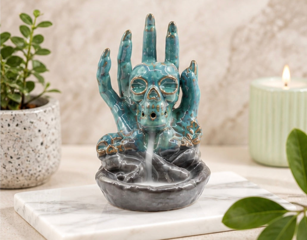 Rückfluss-Räuchergefäß – Totenkopf in der Hand
