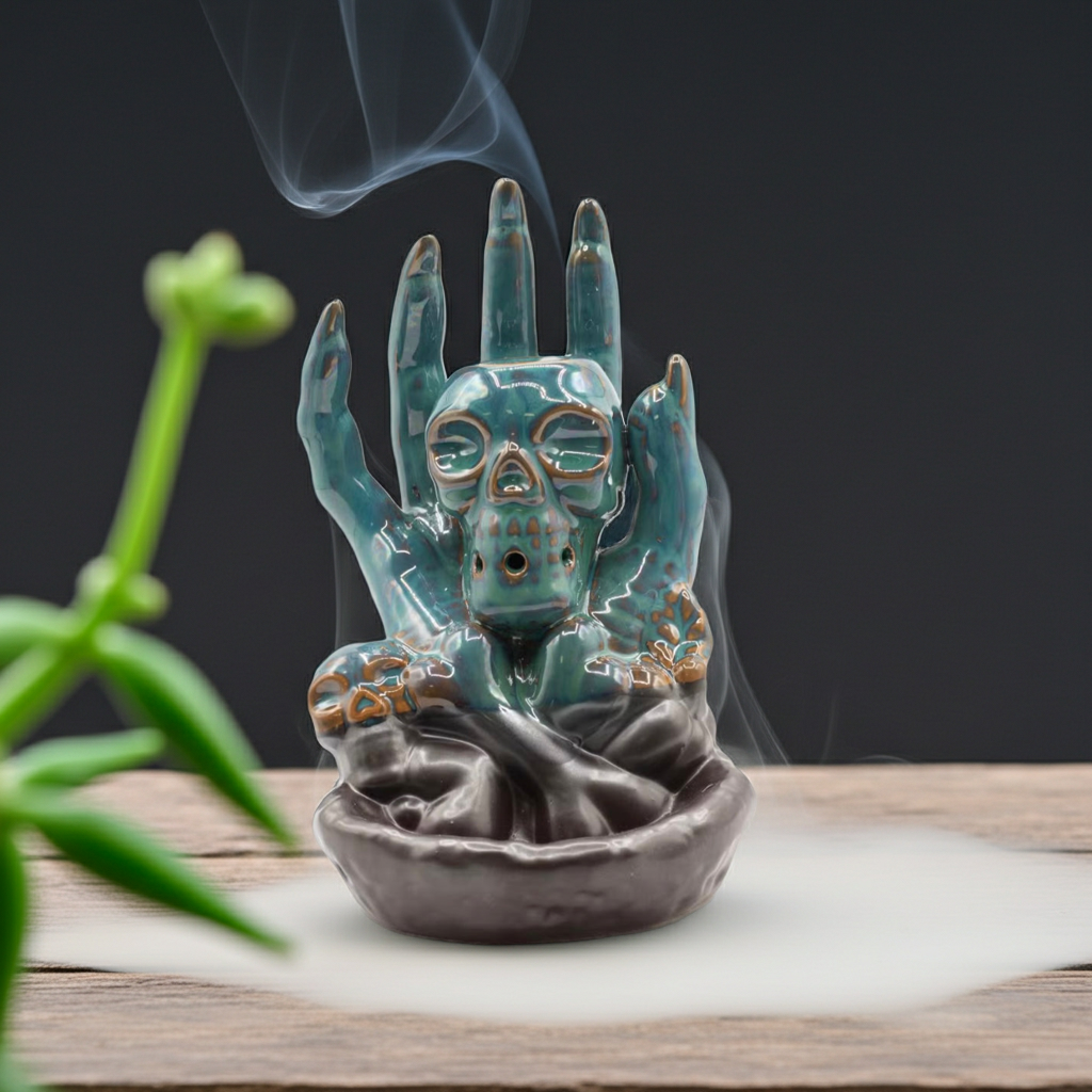 Rückfluss-Räuchergefäß – Totenkopf in der Hand